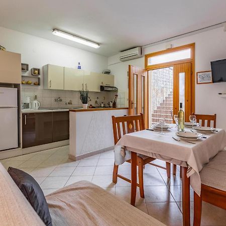 2 Bedroom Stunning Apartment In Rovinj Zewnętrze zdjęcie